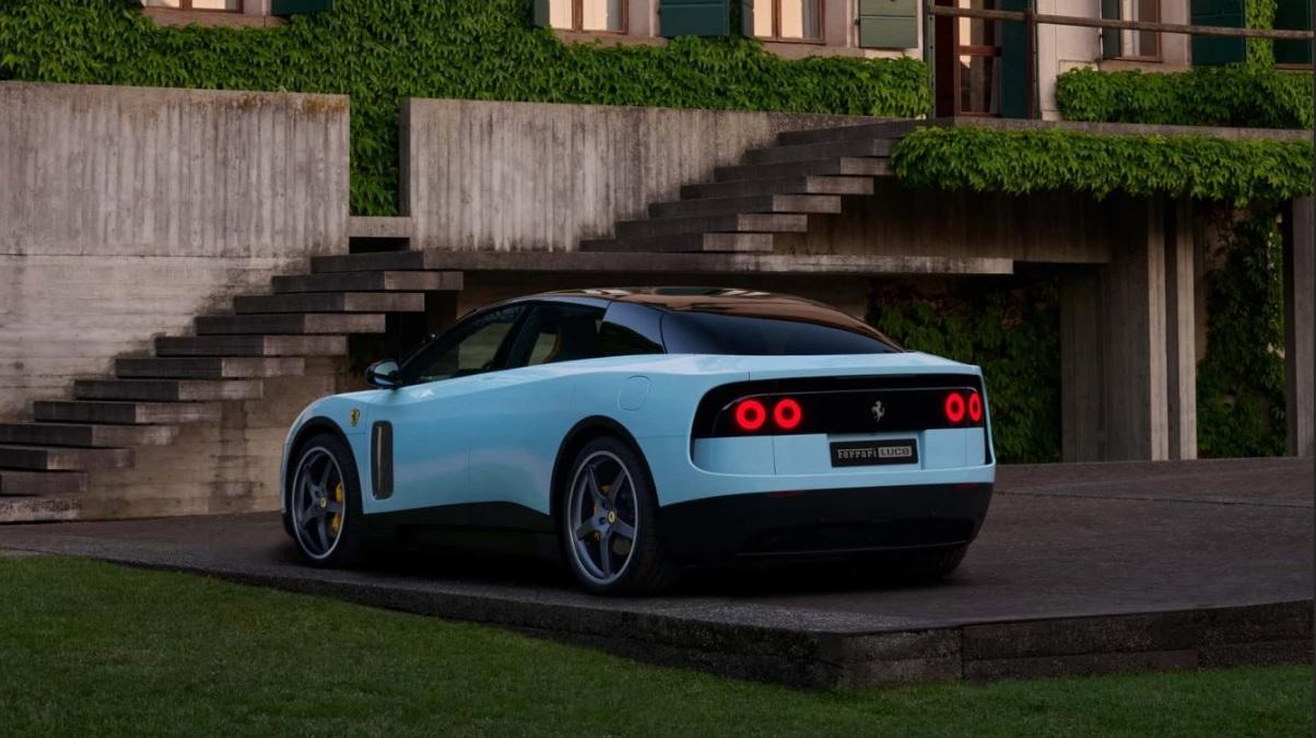 Шеф от Ferrari коментира острите критики към новия електрически Luce