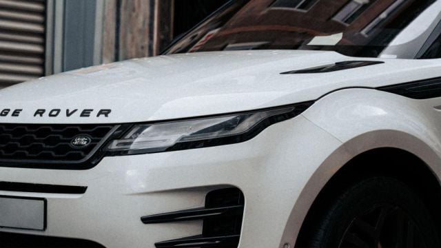 Новият Range Rover Sport с бляскаво слизане от самолет при представянето си