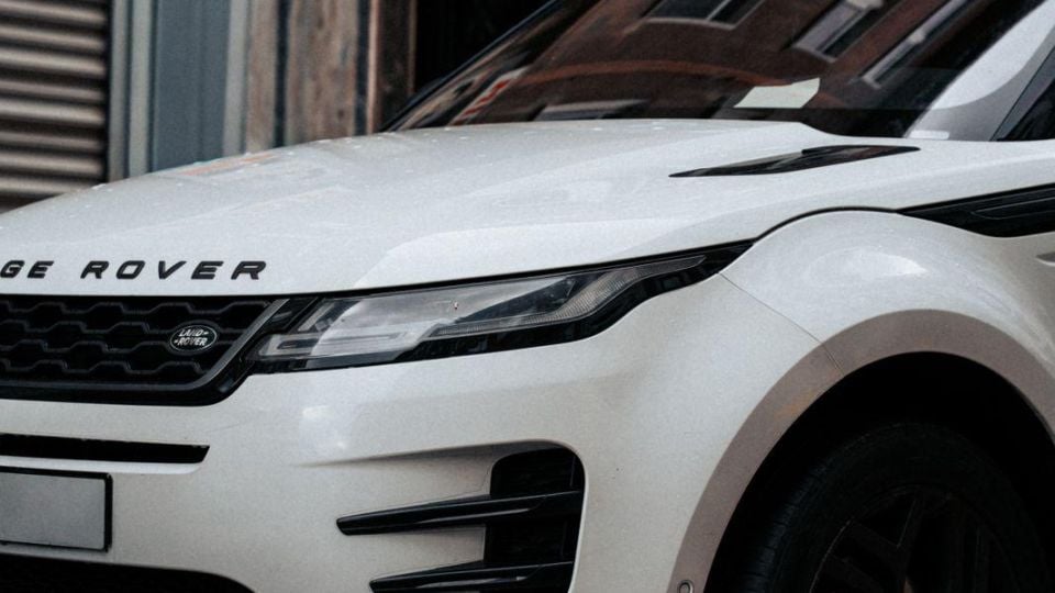Новият Range Rover Sport с бляскаво слизане от самолет при представянето си