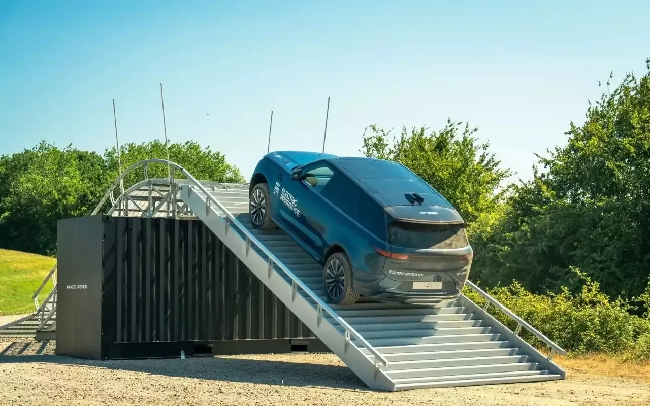 Новият Range Rover Sport с бляскаво слизане от самолет при представянето си