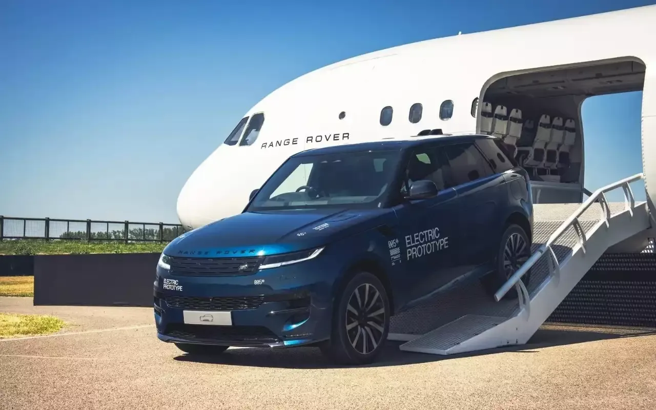 Новият Range Rover Sport с бляскаво слизане от самолет при представянето си
