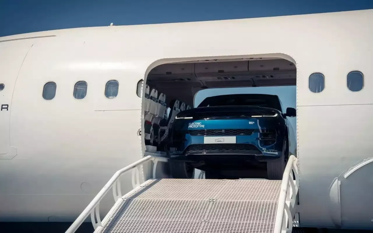 Новият Range Rover Sport с бляскаво слизане от самолет при представянето си