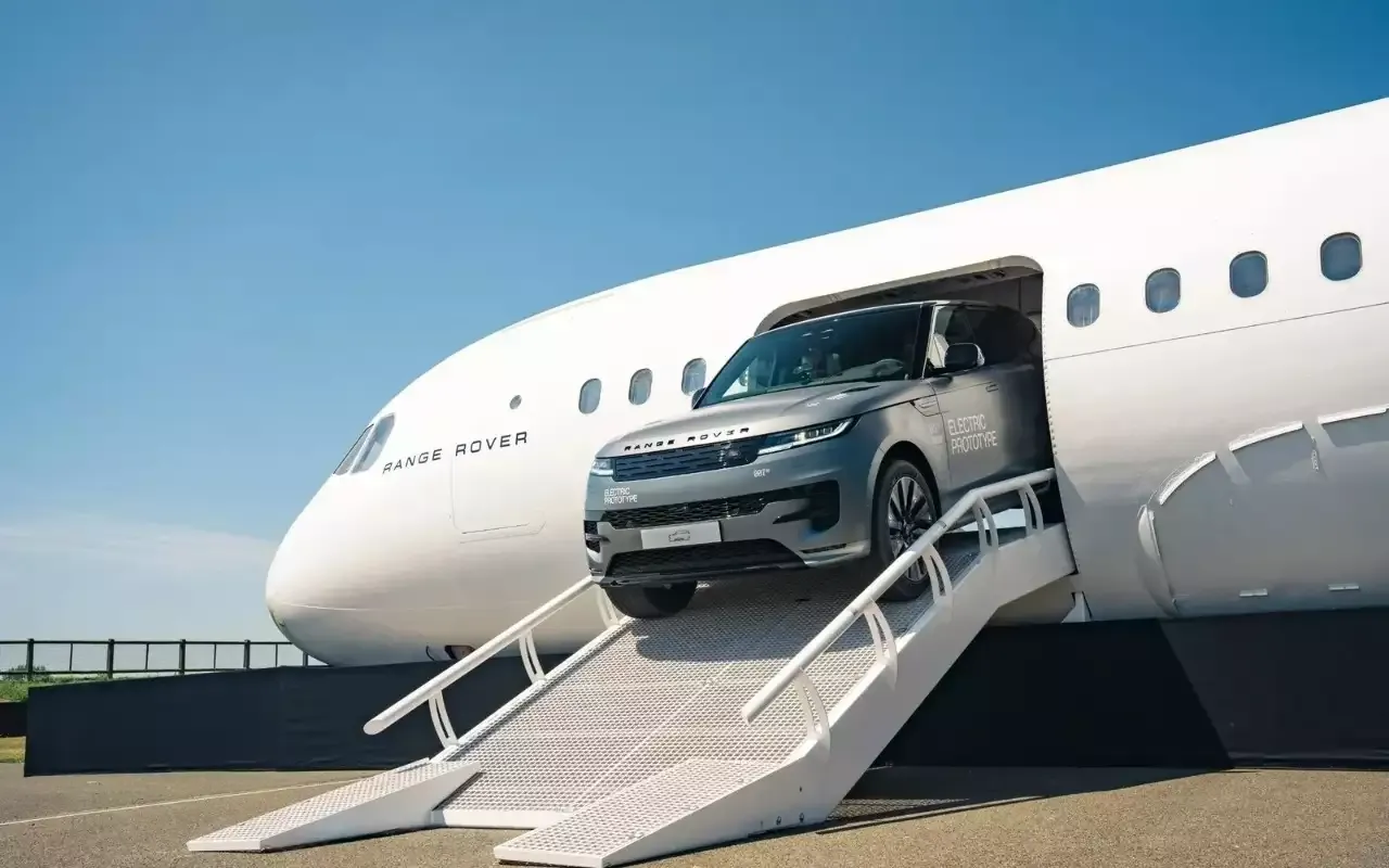 Новият Range Rover Sport с бляскаво слизане от самолет при представянето си