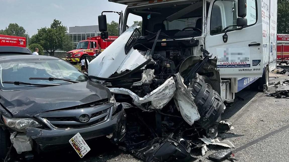 Пикап Tesla Cybertruck бе разполовен след сблъсък с камион