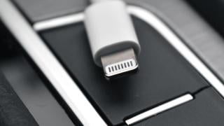 Защо USB портовете в колата зареждат телефона толкова бавно