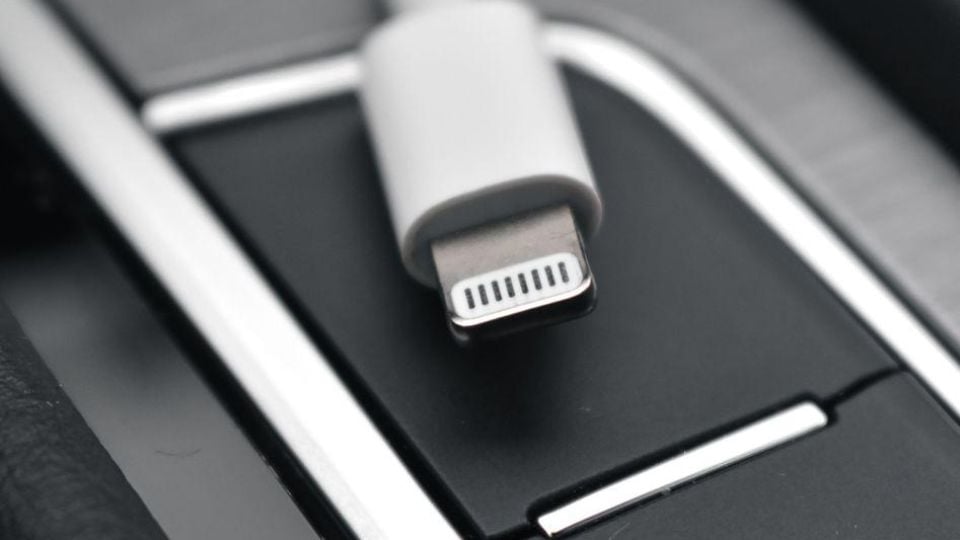 Защо USB портовете в колата зареждат телефона толкова бавно