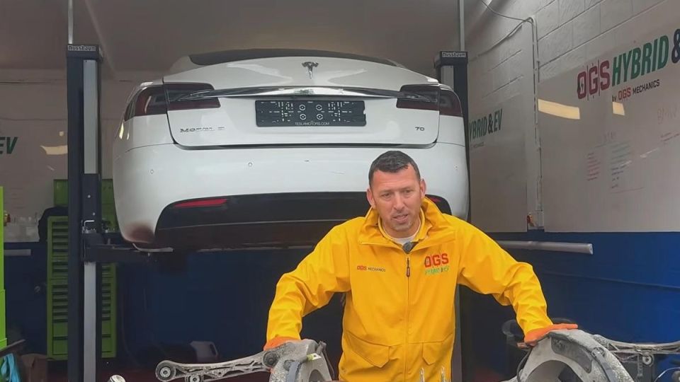 Мъж си купи най-евтината Tesla във Великобритания, но се разочарова  - защо?