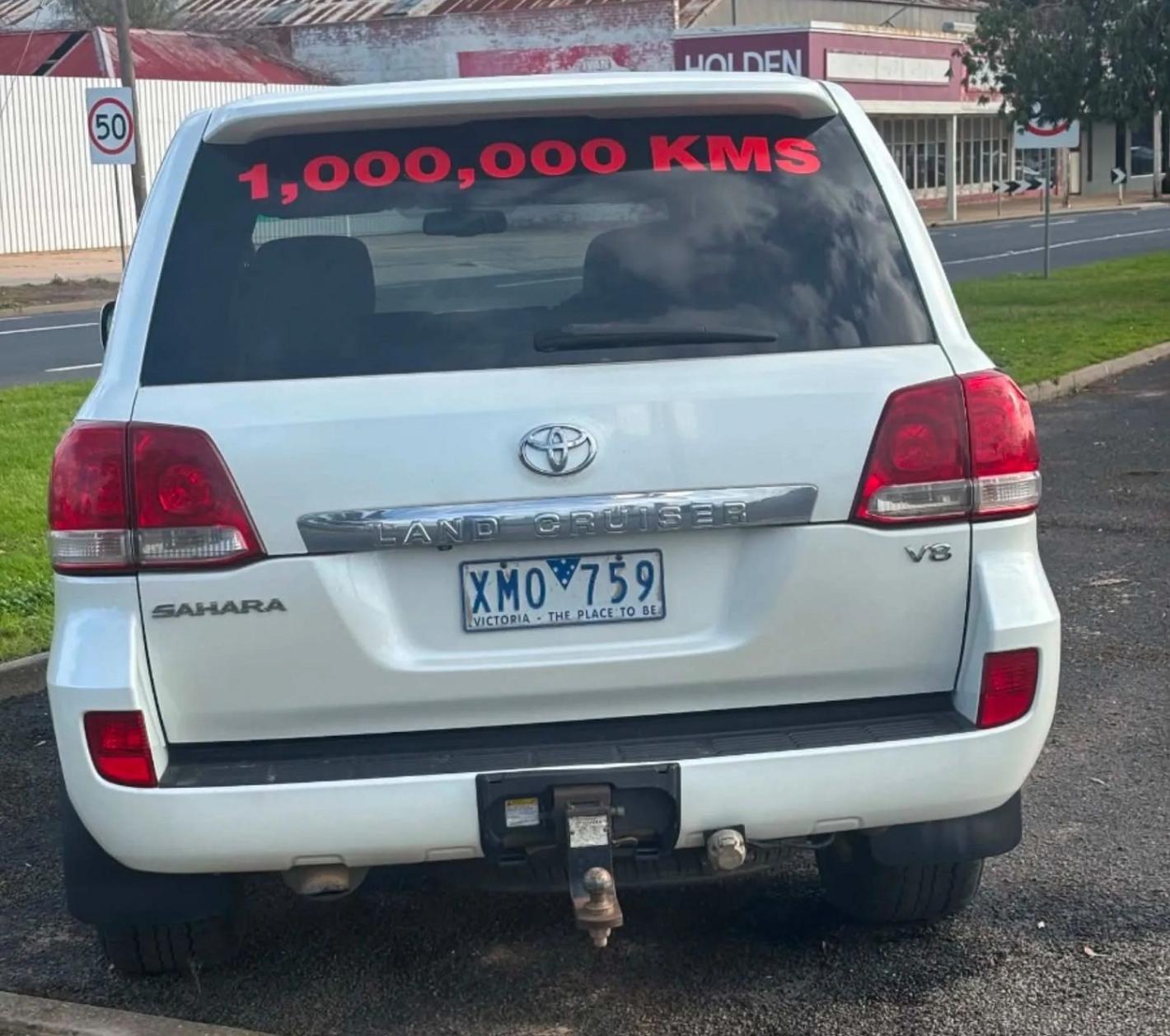 Toyota Land Cruiser измина 999 999 километра с оригинален двигател преди продажба на търг