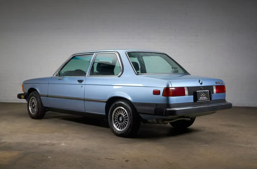 Рядко BMW от 1977 г. с минимален пробег е обявено за продажба