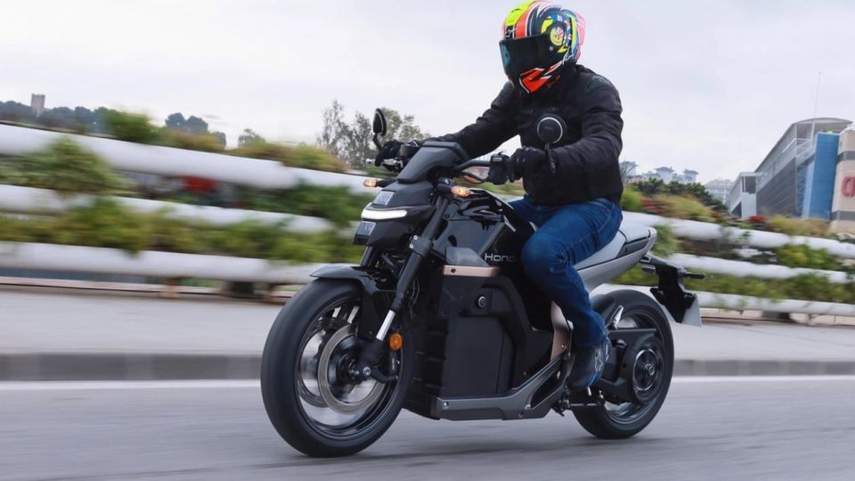 Honda WN7 идва в Европа: електрически мотоциклет с ретро дизайн и модерни технологии