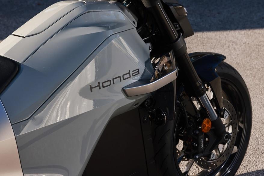 Honda WN7 идва в Европа: електрически мотоциклет с ретро дизайн и модерни технологии