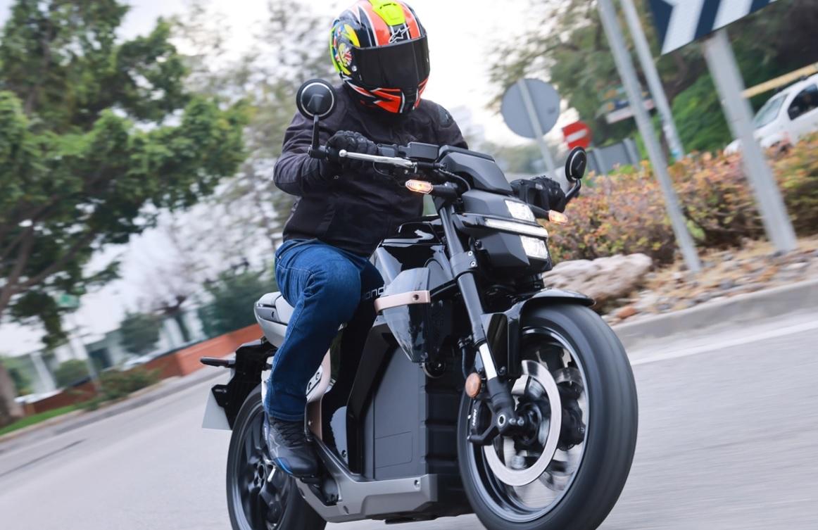 Honda WN7 идва в Европа: електрически мотоциклет с ретро дизайн и модерни технологии
