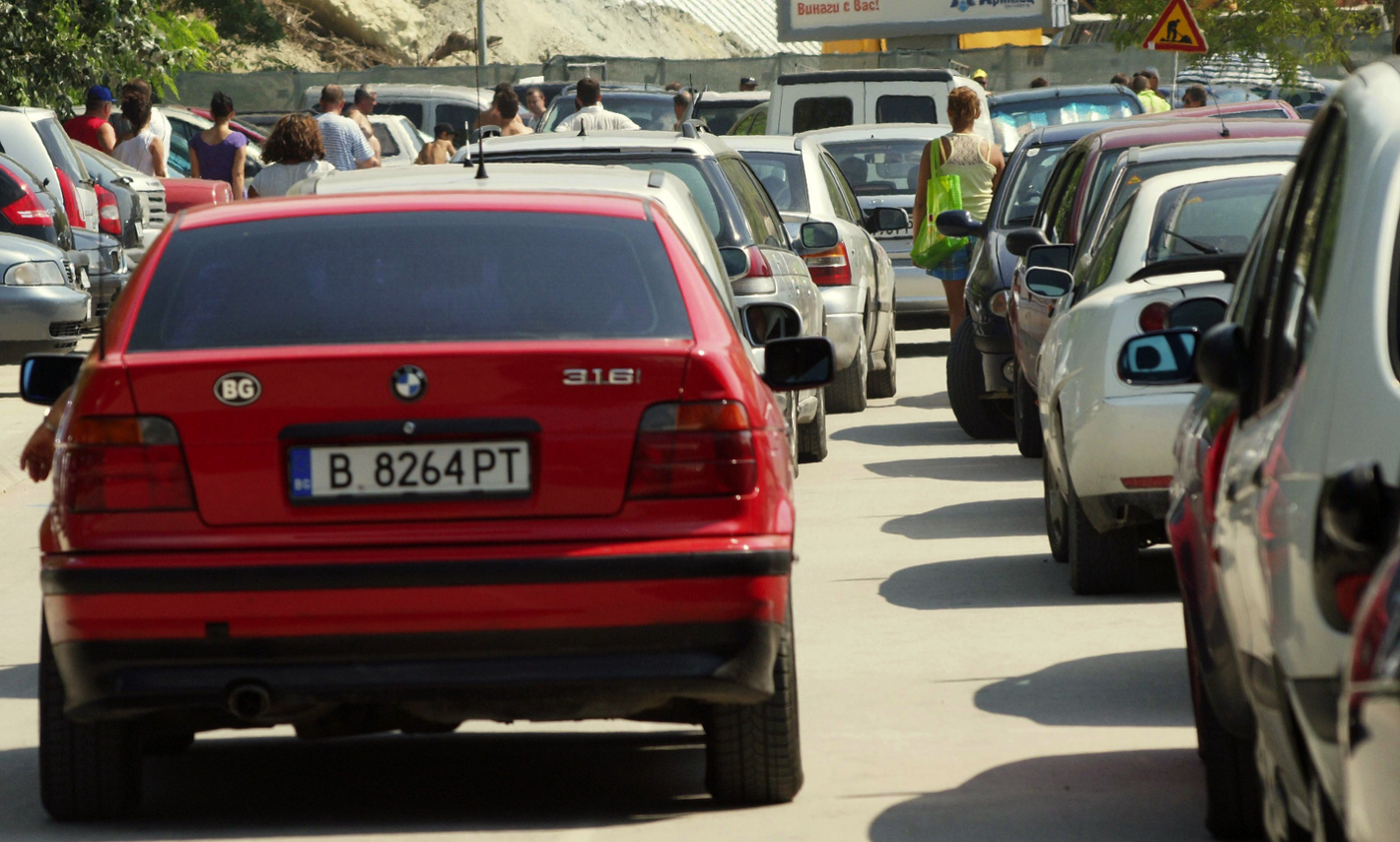 Всеки втори автомобил у нас е над 20-годишен: Контрастите в бройката и възрастта на колите в България