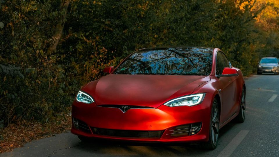 Мистерията е разкрита: Защо на задната седалка в Tesla и другите електромобили масово ни се гади?