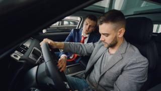 Край на аналоговата ера: Защо легендарното „чувство за пътя“ изчезна от модерните автомобили?