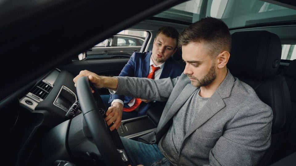 Край на аналоговата ера: Защо легендарното „чувство за пътя“ изчезна от модерните автомобили?