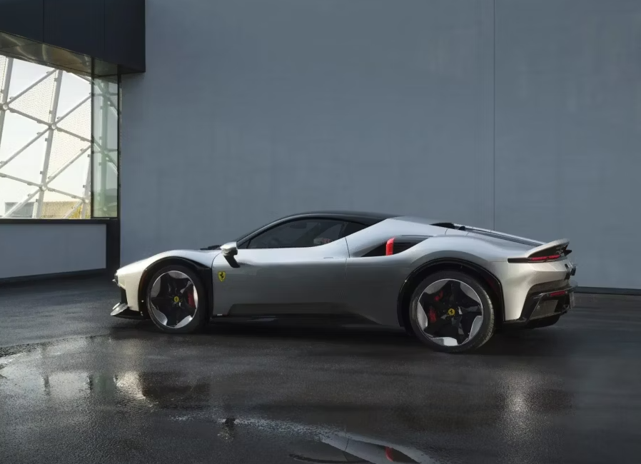 Инженерите на Ferrari използваха детайли от Kia за маскировка на тестови прототип на суперкара SF90