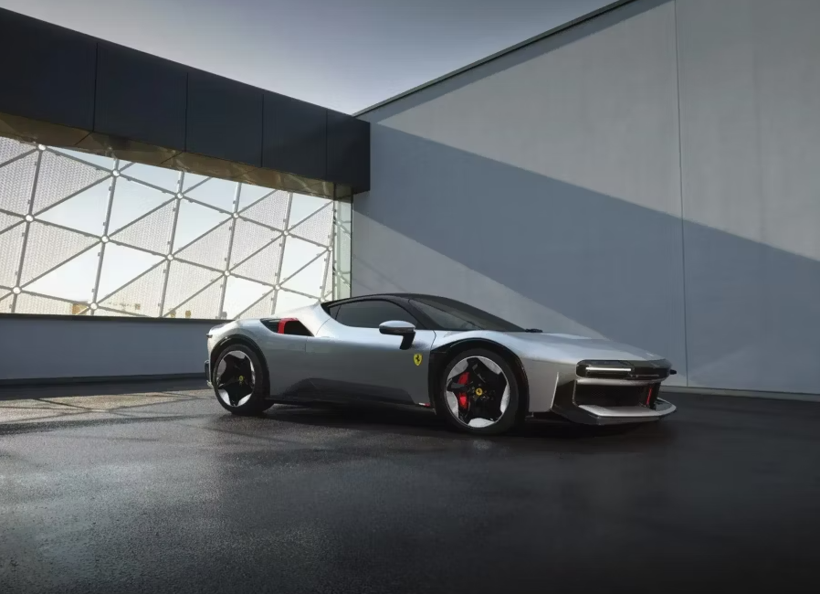 Инженерите на Ferrari използваха детайли от Kia за маскировка на тестови прототип на суперкара SF90