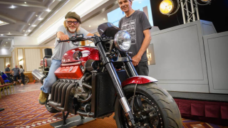 Уникалният мотоциклет Millyard Viper с V10 двигател от Dodge отива на търг