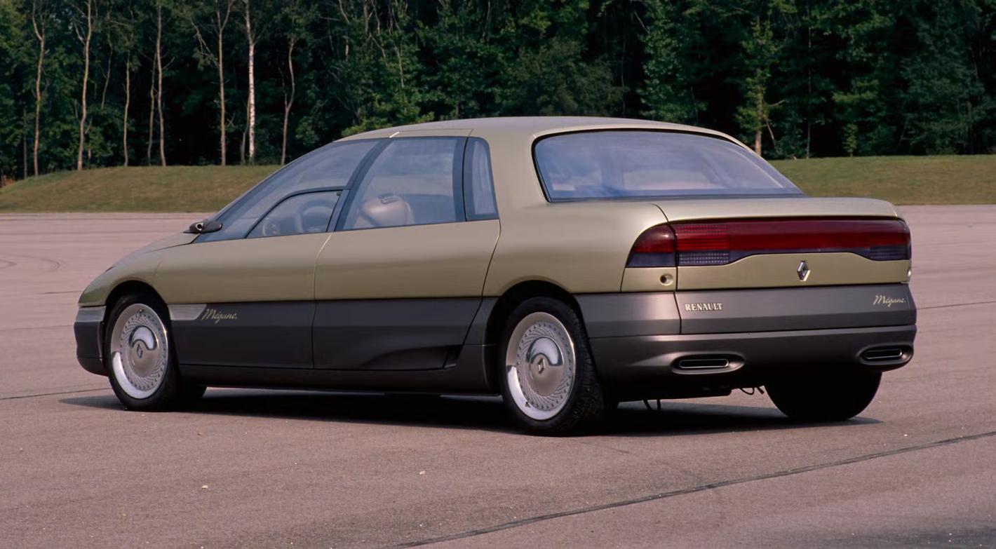 С камери, телевизори и компютър: какъв беше първият Renault Megane от 1988 година