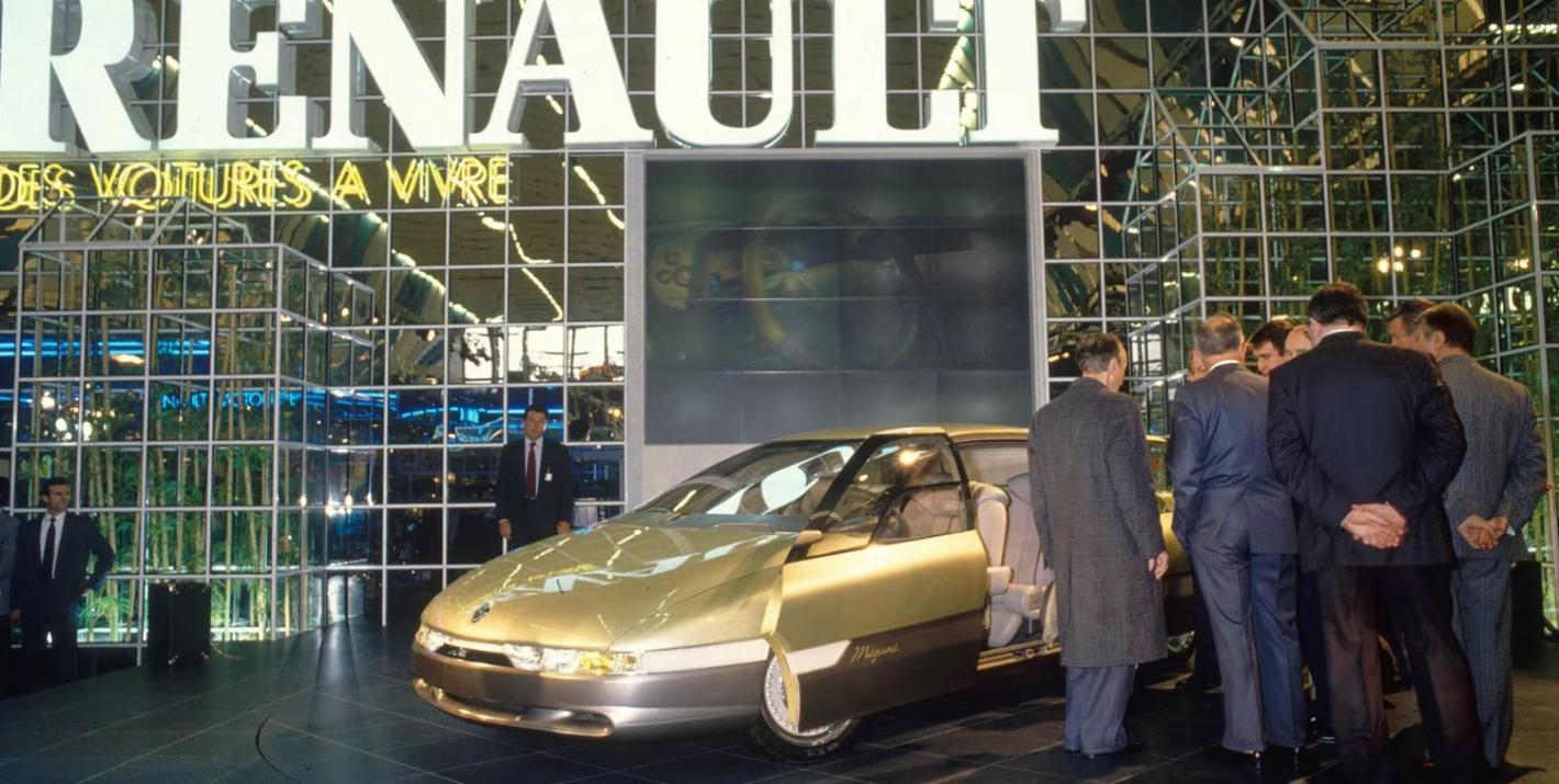 С камери, телевизори и компютър: какъв беше първият Renault Megane от 1988 година