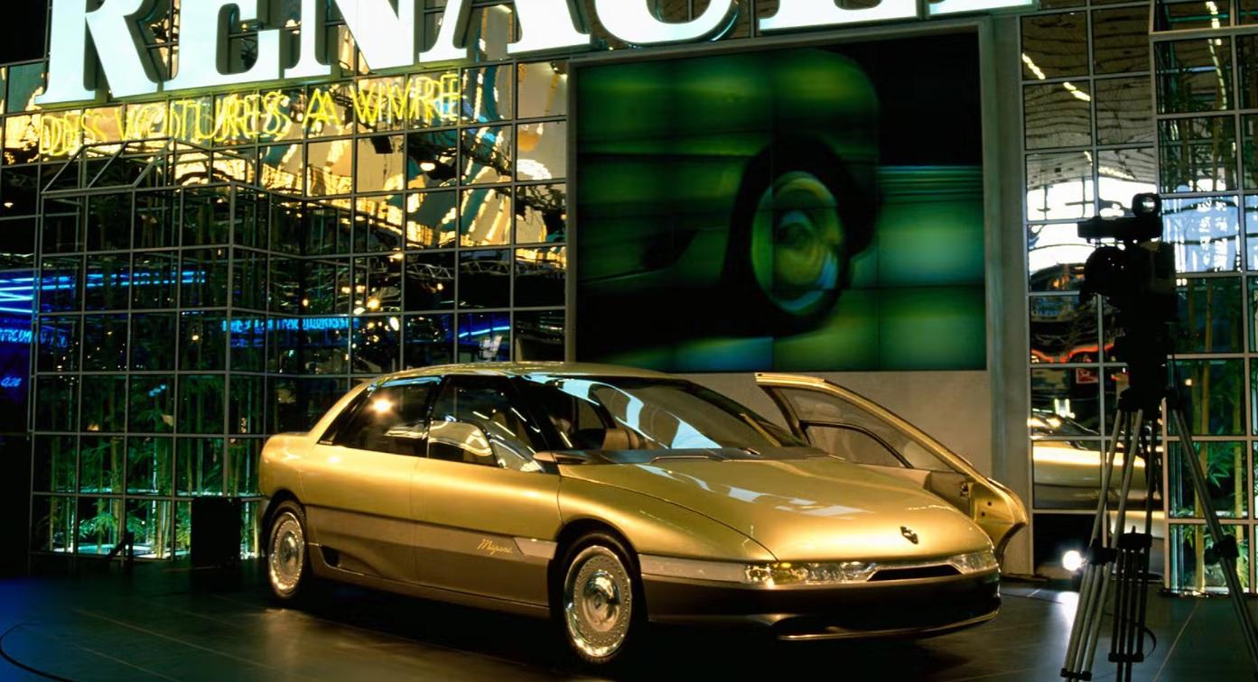 С камери, телевизори и компютър: какъв беше първият Renault Megane от 1988 година