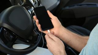 Телефонът се зарежда бавно в колата: Проверете зарядното и USB кабела