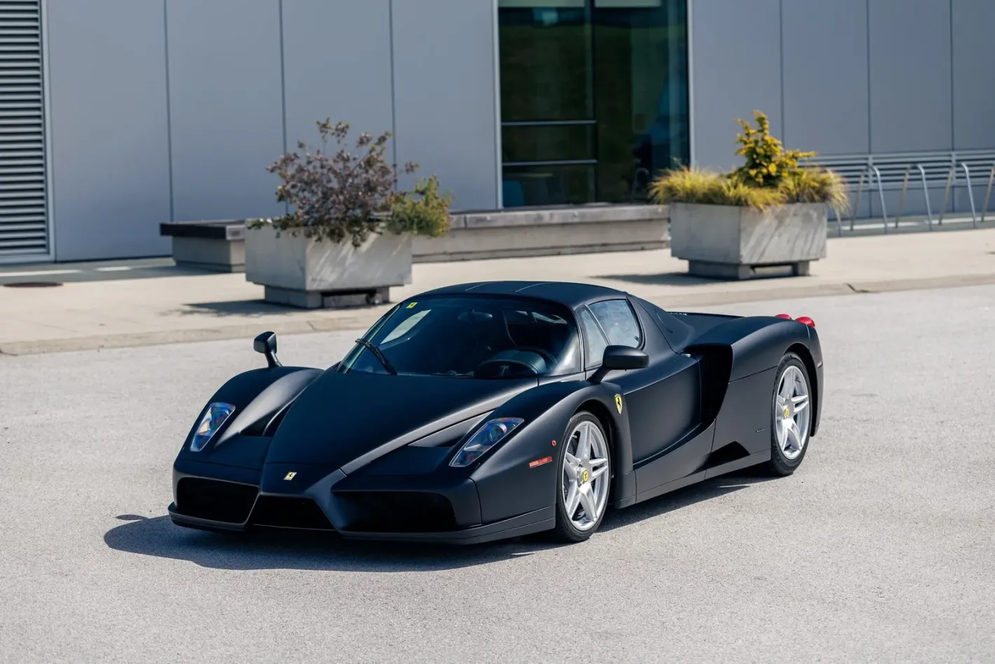 Уникален Ferrari Enzo в цвят Nero Opaco отива на затворен търг