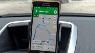 Как Google Maps и други GPS приложения разбират, че на пътя има полиция