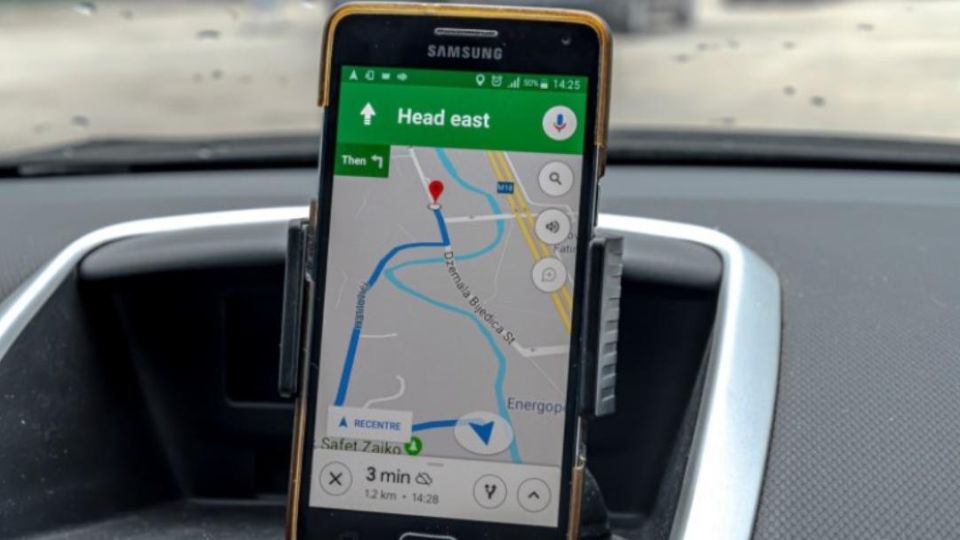 Как Google Maps и други GPS приложения разбират, че на пътя има полиция
