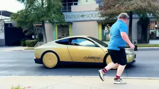 Американец скочи пред Tesla Cybercab, за да тества реакцията й