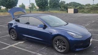 Мъж монтира слънчево фолио на Tesla-та си: Резултатите месец по-късно