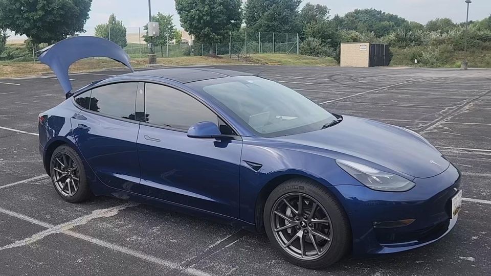 Мъж монтира слънчево фолио на Tesla-та си: Резултатите месец по-късно