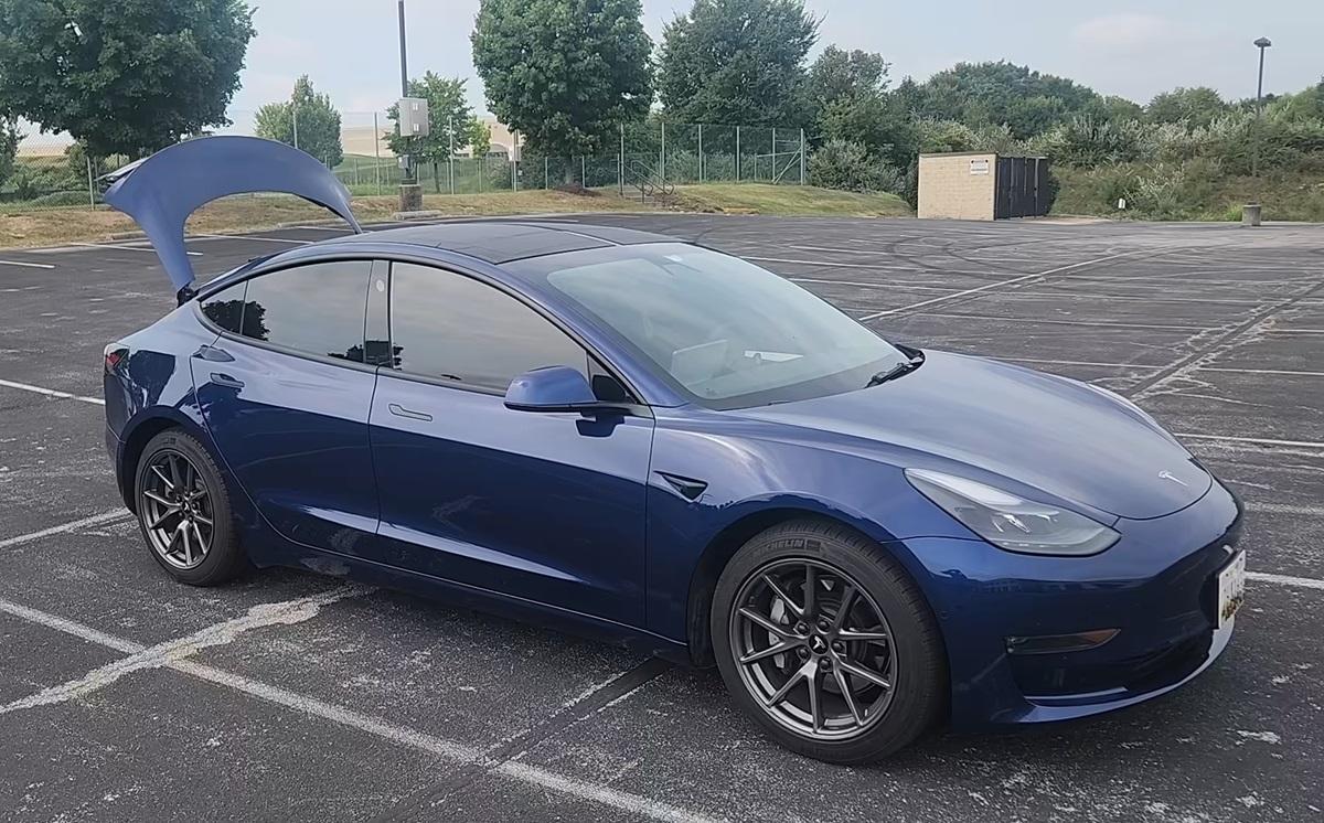 Мъж монтира слънчево фолио на Tesla-та си: Резултатите месец по-късно