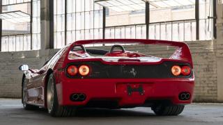 Ferrari на Майк Тайсън заедно с негови ръкавици се продадоха за колосална сума