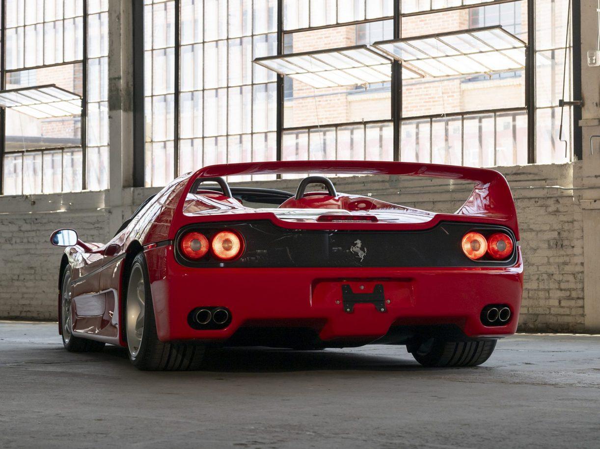 Ferrari на Майк Тайсън заедно с негови ръкавици се продадоха за колосална сума