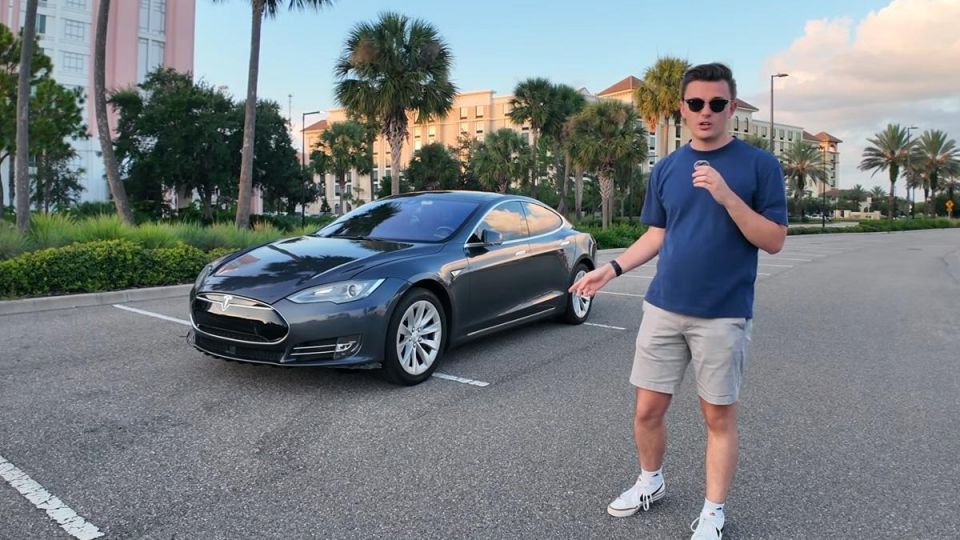Мъж си купи Tesla Model S за 7 600 долара: Kакви проблеми криеше колата?