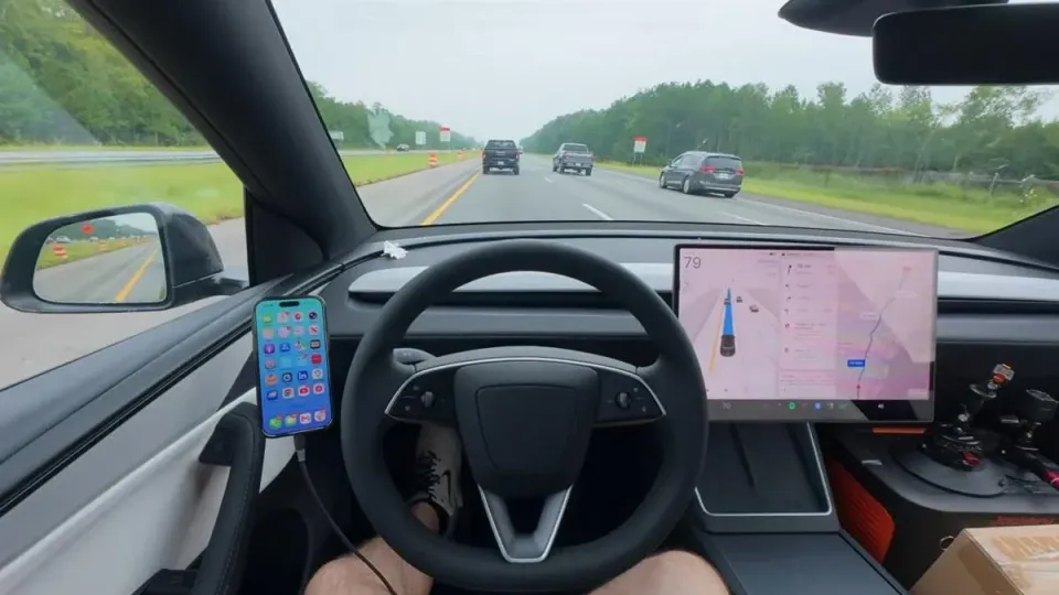 Собственикът на Tesla се опита да измине 2000 км на автопилот: какво се обърка