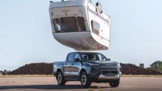 Подборка от зрелищни кадри: Toyota повтори върху своя кола легендарен тест от Top Gear
