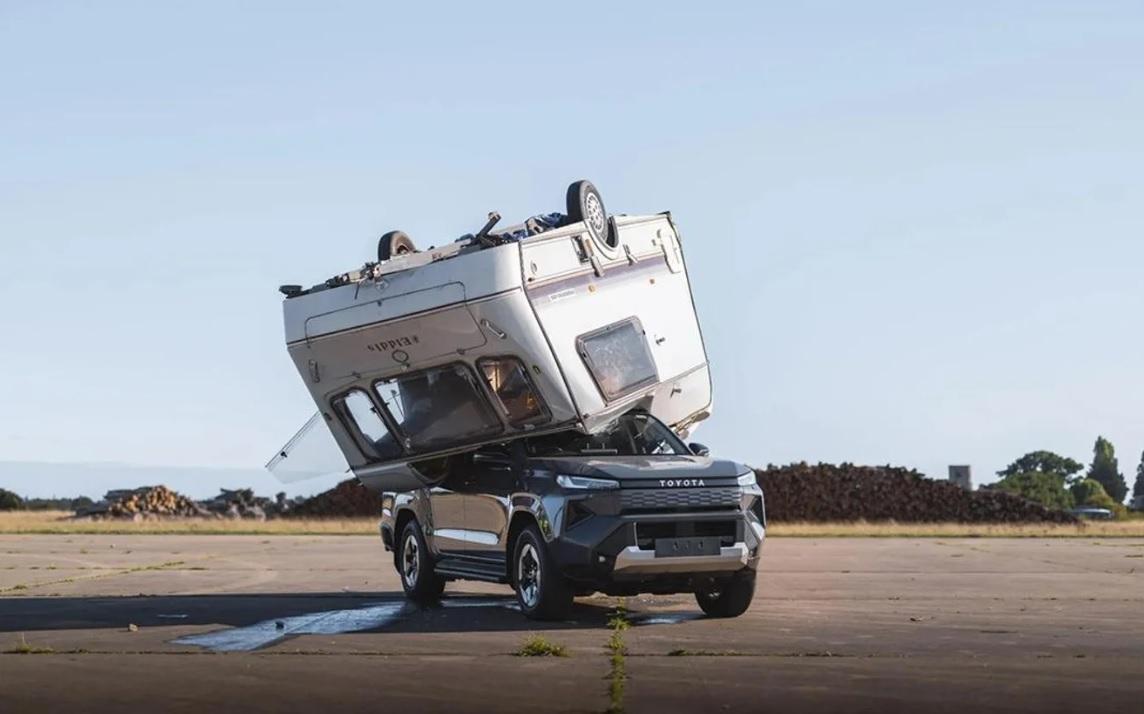 Подборка от зрелищни кадри: Toyota повтори върху своя кола легендарен тест от Top Gear