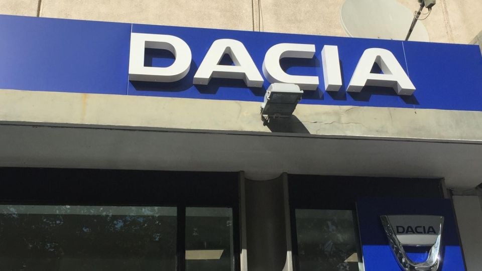 Dacia спря производство на най-популярните си модели - засега само за дни