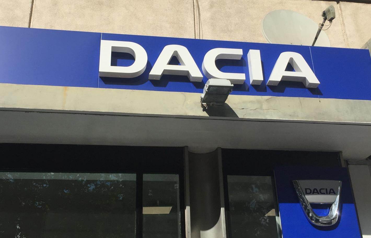 Dacia спря производство на най-популярните си модели - засега само за дни