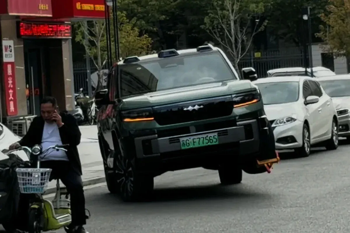 Благодарение на уникалното си окачване BYD потегли със скоба на едното колело