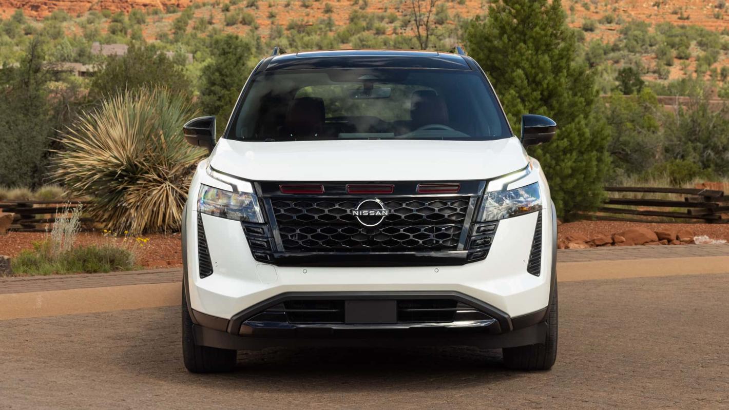 Nissan възкреси легенда от 80-те: новият Pathfinder изненада с ретро дизайна и възможностите си