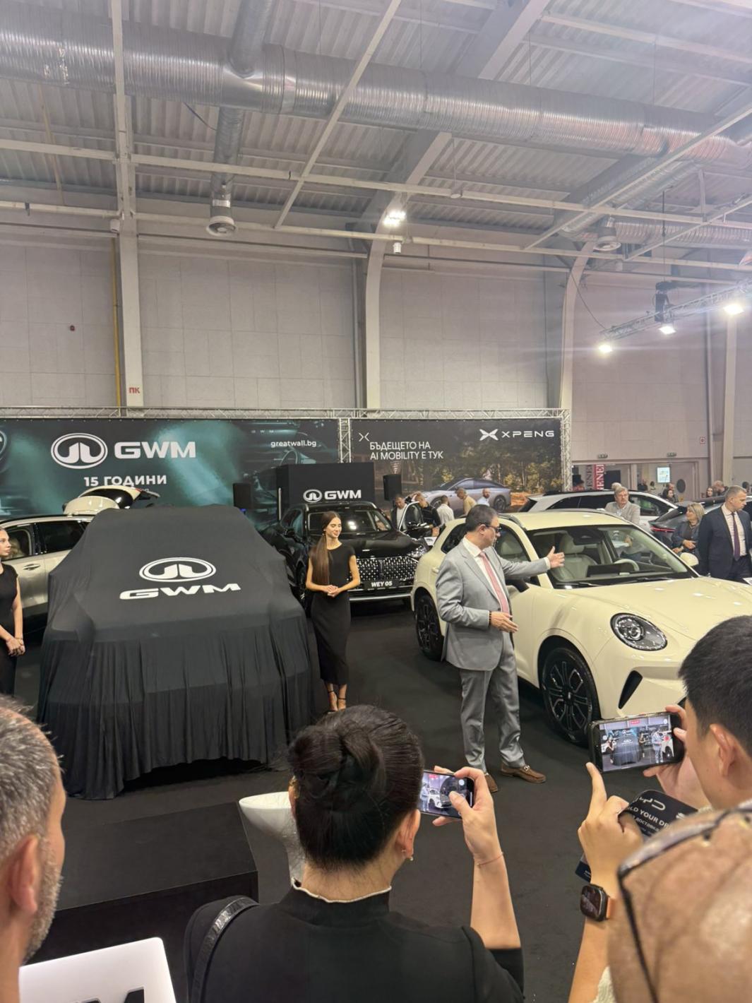Роботът Никола откри Asia Motor Show, Бъмбълби и красавици привлякоха погледите Кадри