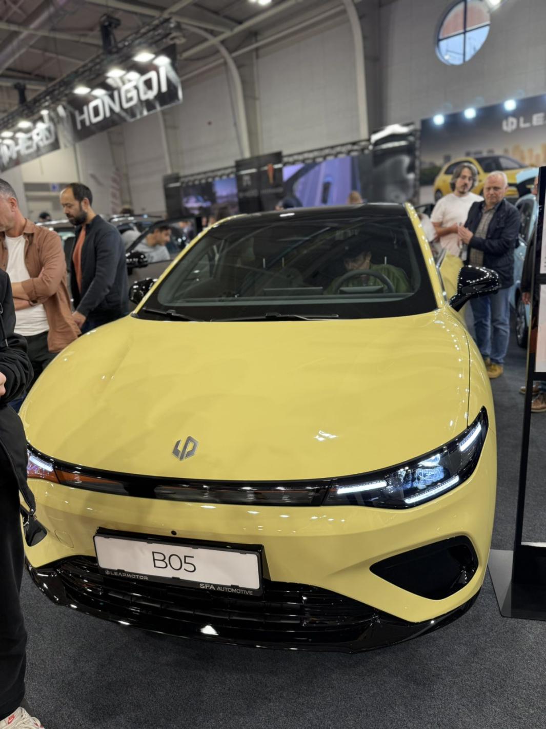 Роботът Никола откри Asia Motor Show, Бъмбълби и красавици привлякоха погледите Кадри