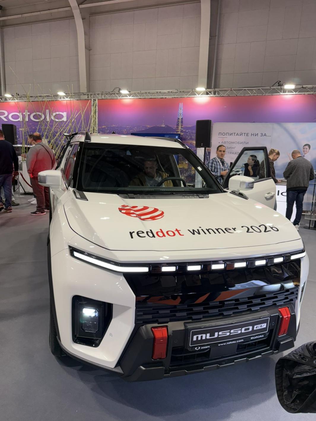 Роботът Никола откри Asia Motor Show, Бъмбълби и красавици привлякоха погледите Кадри