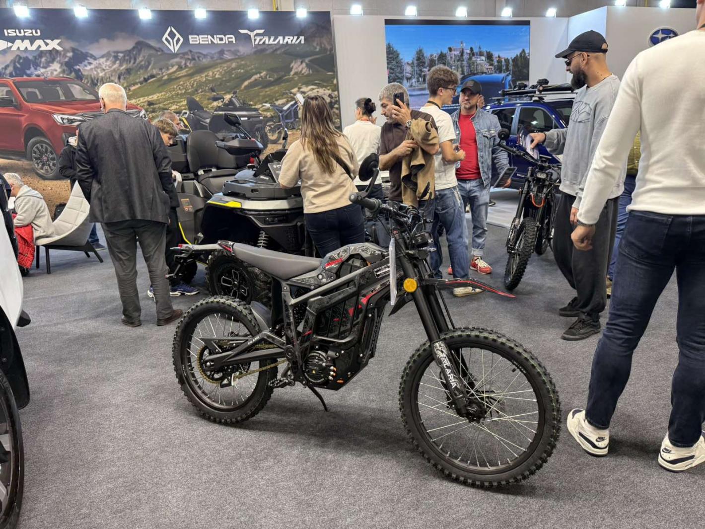 Роботът Никола откри Asia Motor Show, Бъмбълби и красавици привлякоха погледите Кадри