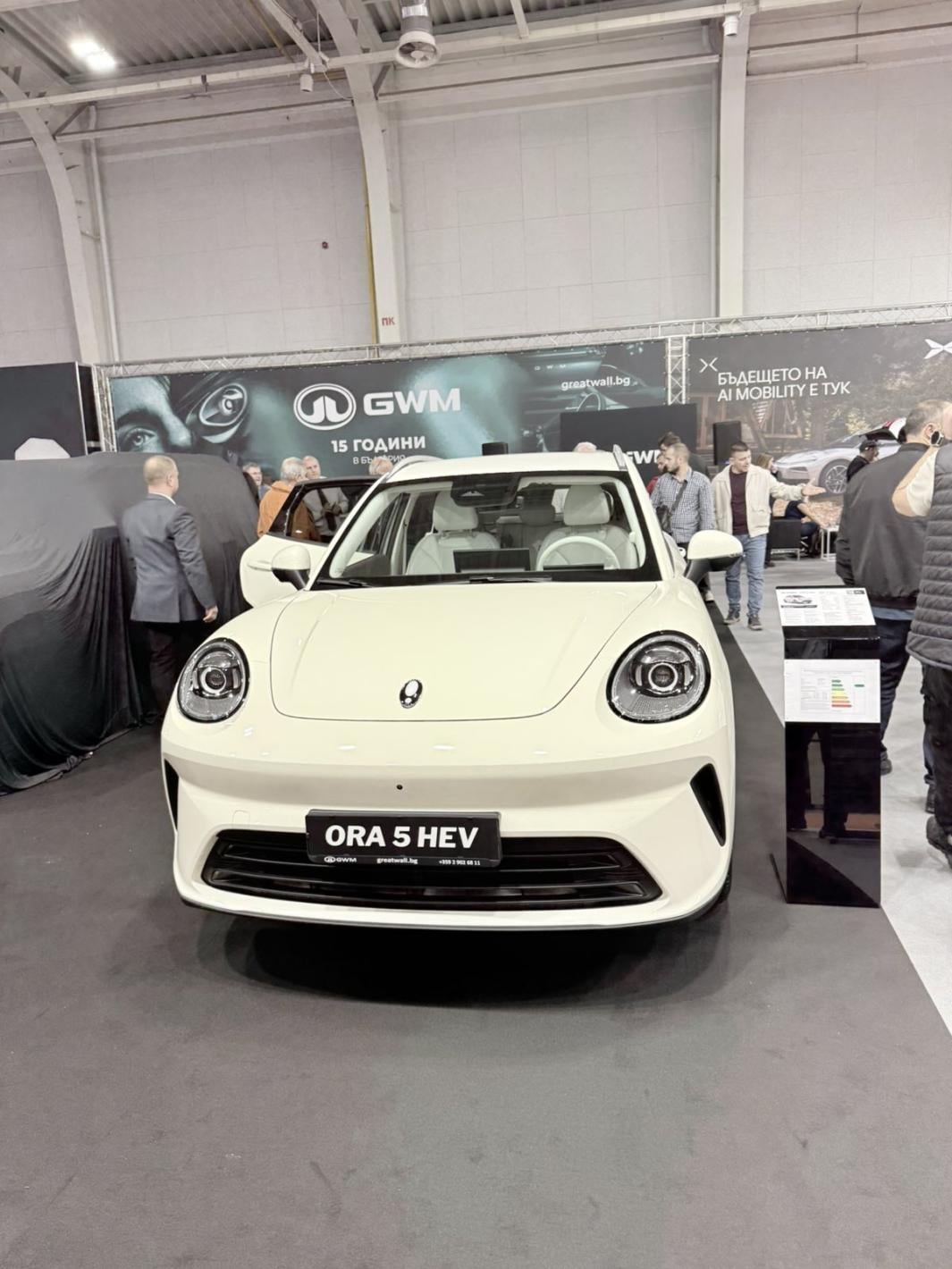 Роботът Никола откри Asia Motor Show, Бъмбълби и красавици привлякоха погледите Кадри