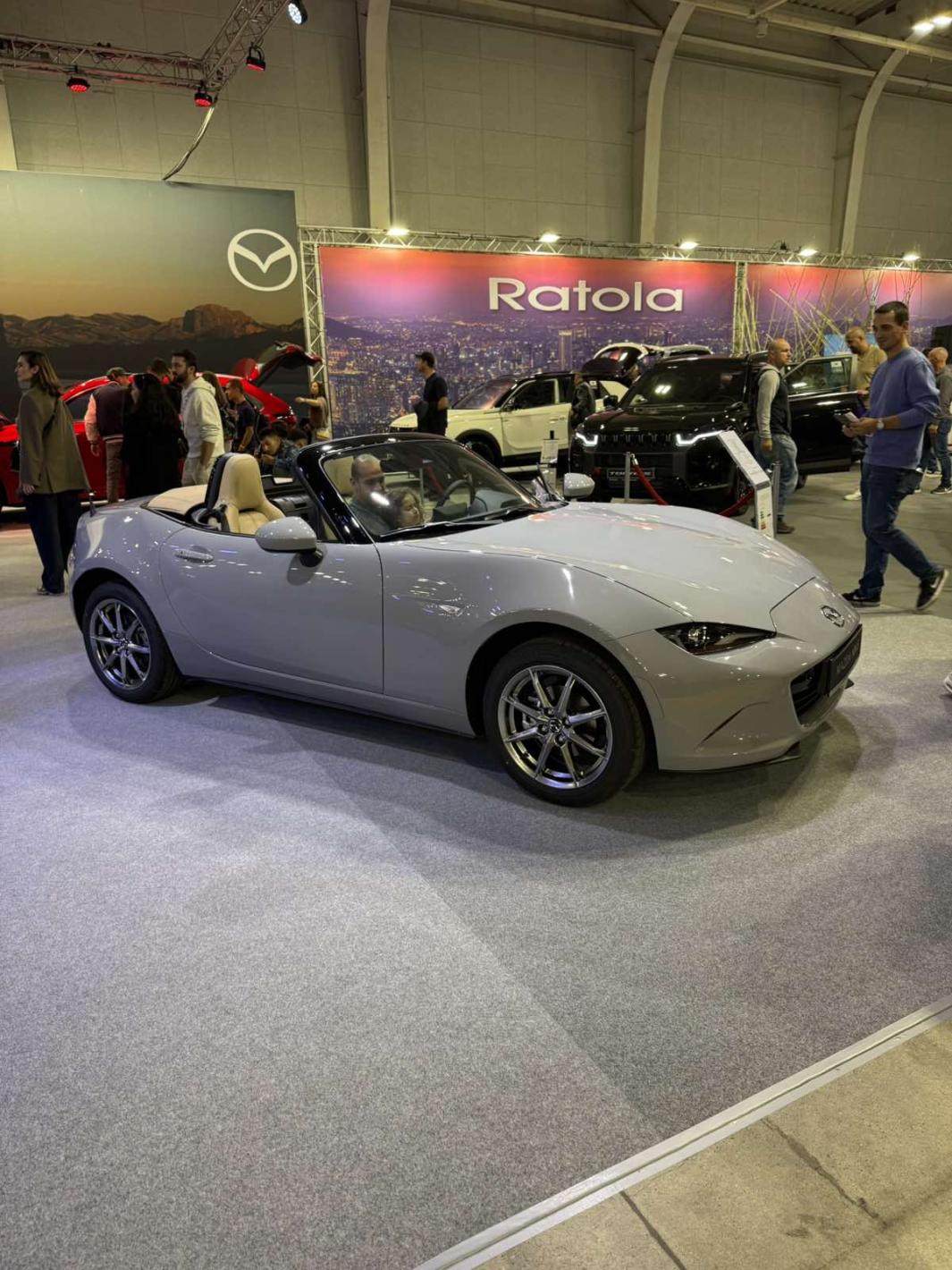 Роботът Никола откри Asia Motor Show, Бъмбълби и красавици привлякоха погледите Кадри